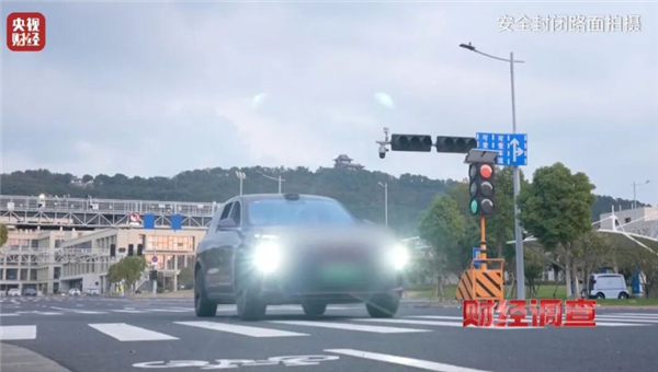 央视实测智驾神器不可靠:闯红灯、撞栅栏、毁气囊