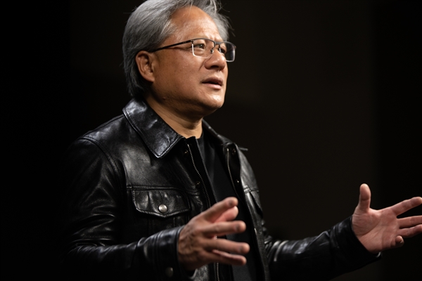 黄仁勋：美国建造一座数据中心要三年 中国建造医院只要一个周末